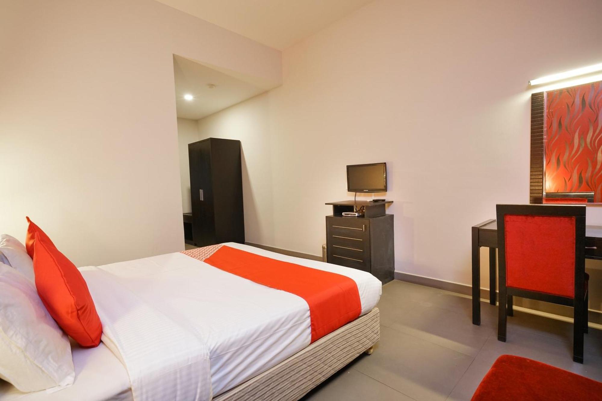 Super Townhouse Mookkannoor Tourist Home Angamaly Bagian luar foto