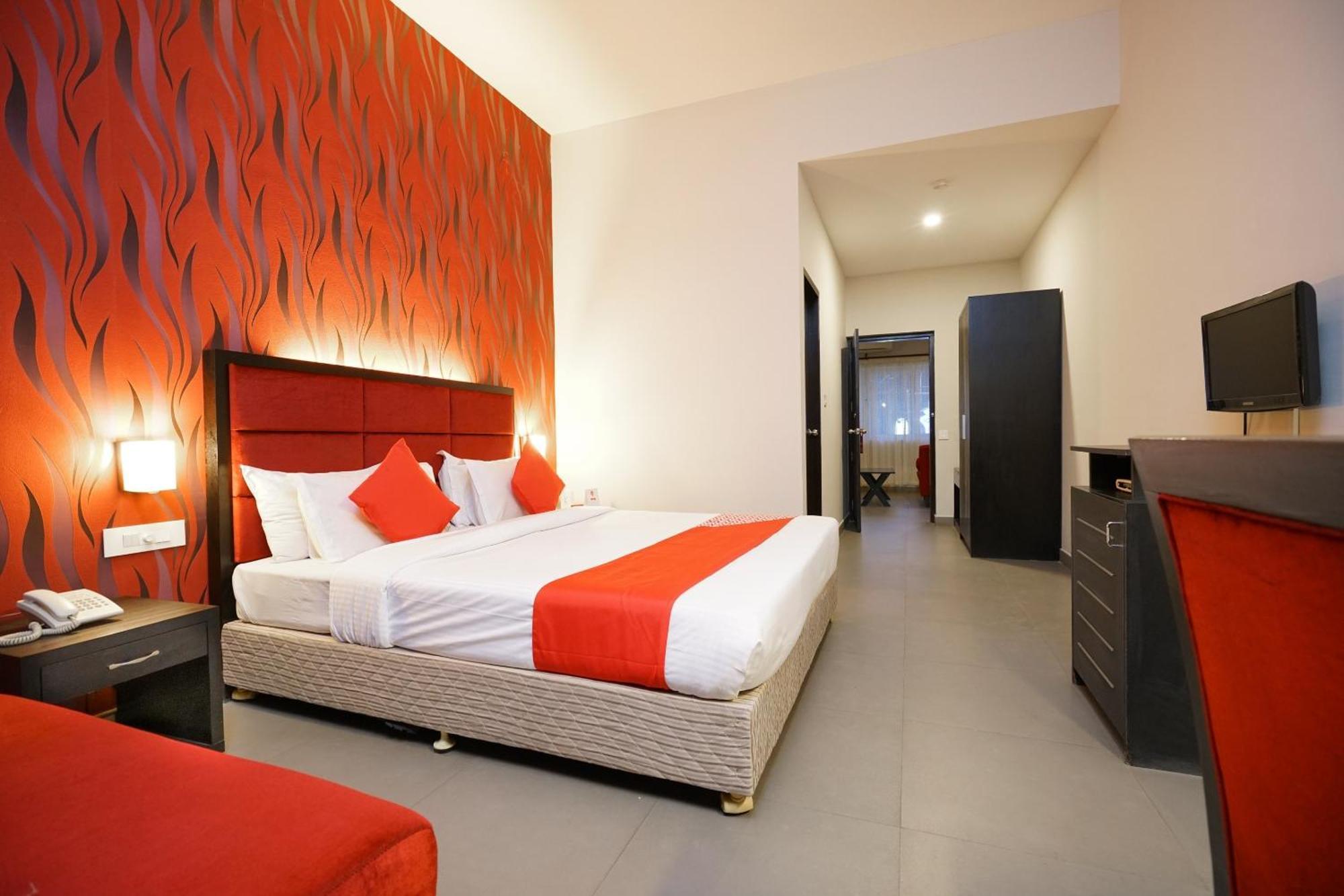 Super Townhouse Mookkannoor Tourist Home Angamaly Bagian luar foto