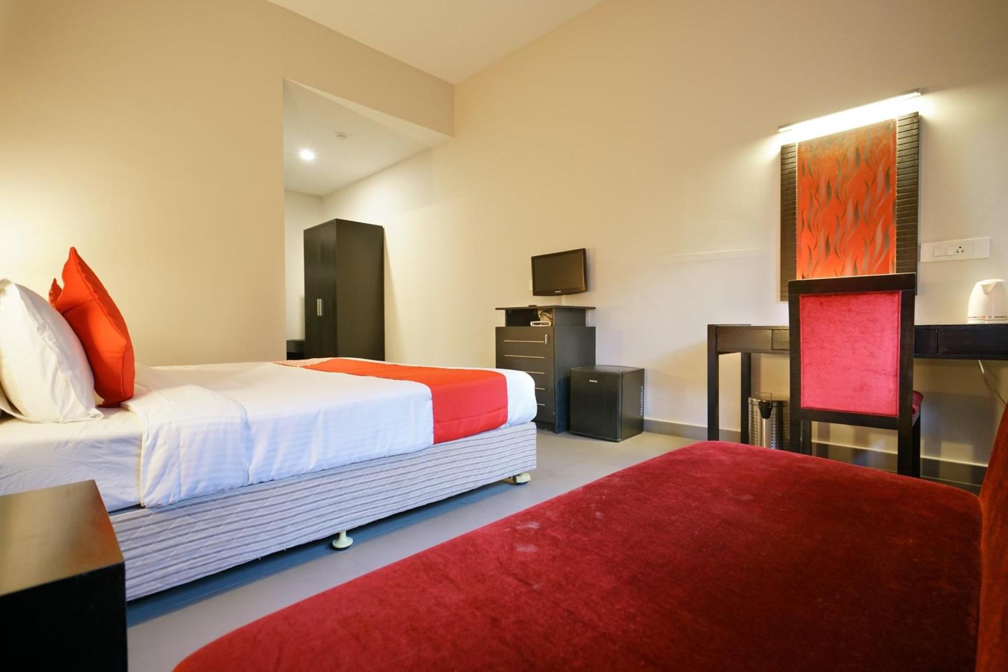 Super Townhouse Mookkannoor Tourist Home Angamaly Bagian luar foto